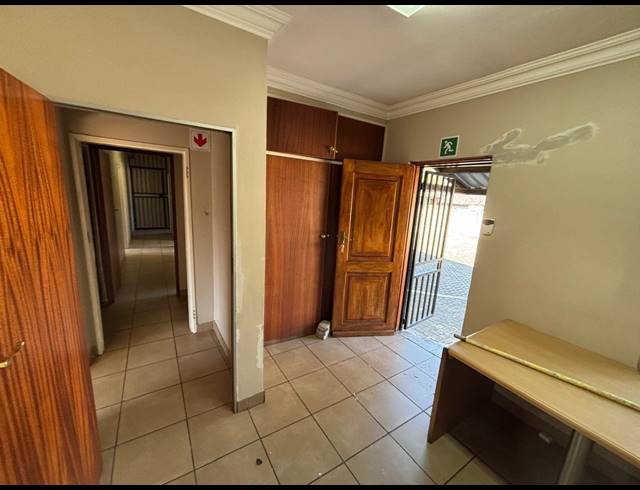 76M² BUSINESS TO LET IN CLUBVIEW